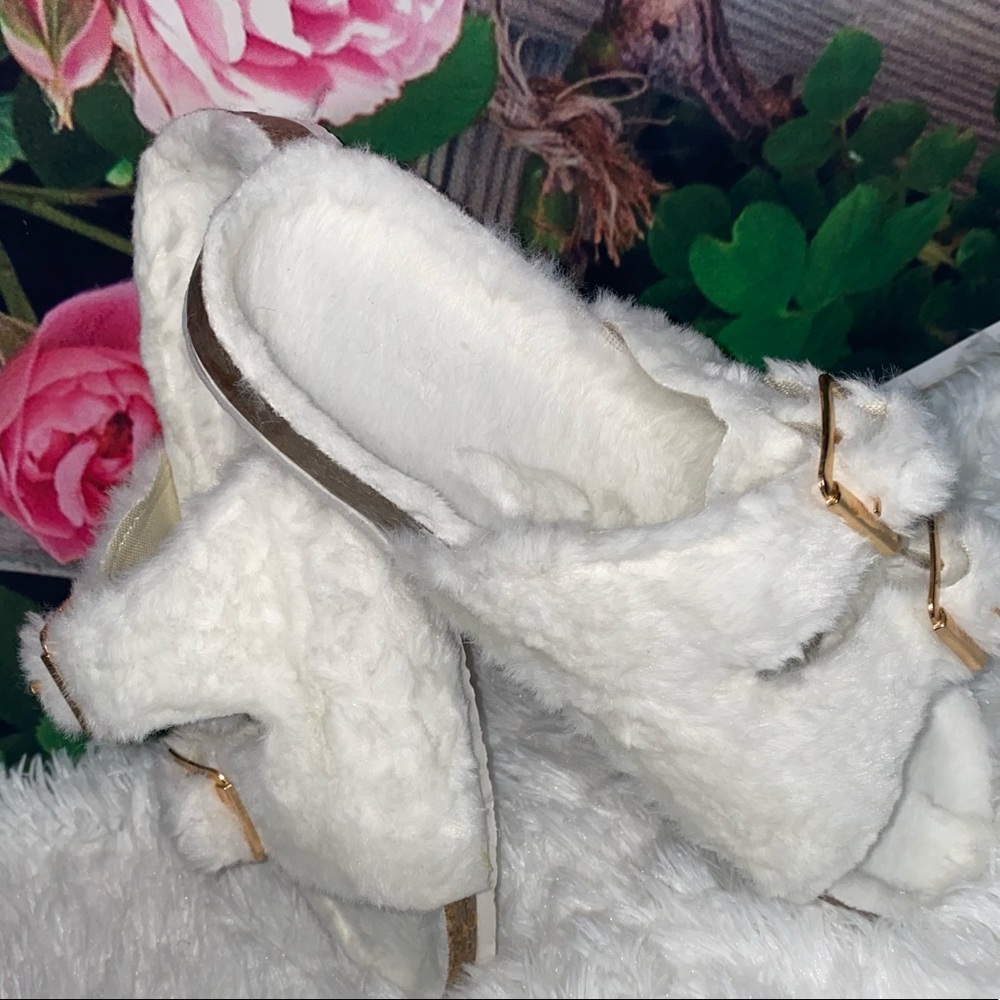 White fluffy slides. Various sizes.